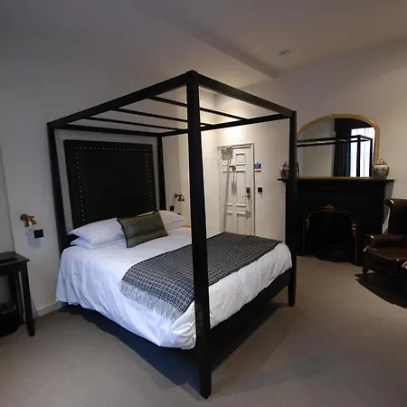 Judges Court Pensión 4*