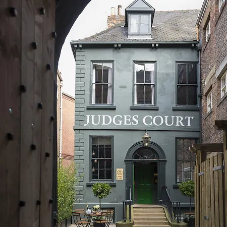 Judges Court 4*